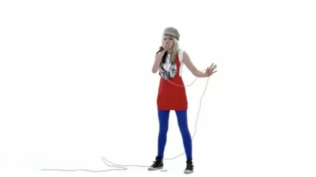 Jupe à bretelles rouge et chemise papillon portée par Katie White dans le clip officiel de That’s Not My Name par The Ting Tings
