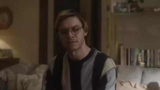 Le t-shirt rayé porté par Jeffrey Dahmer (Evan Peters) dans la série Dahmer : Monstre - L'histoire de Jeffrey Dahmer (Saison 1 Episode 7)