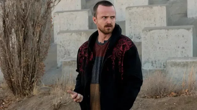 Veste de fourrure à capuche portée par Jesse Pinkman (Aaron Paul) dans Breaking bad (saison 5, épisode 11)