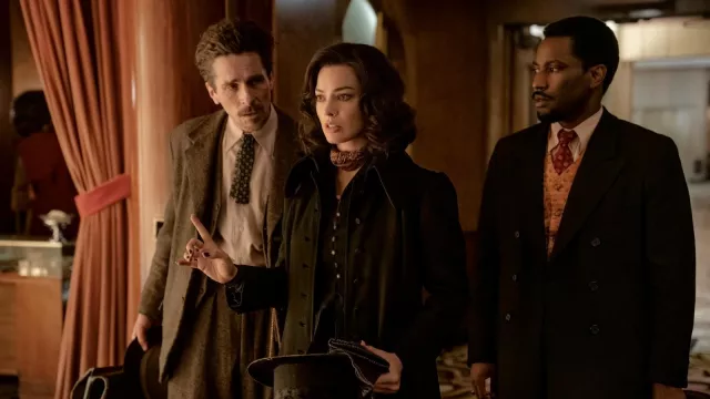 Cravate imprimée portée par Burt Berendsen (Christian Bale) vue à Amsterdam