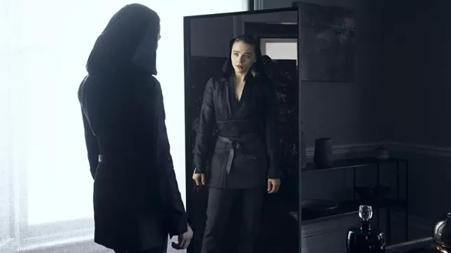 Black hoodie jacket worn by Flynne Fisher (Chloë Grace Moretz) as seen in The Peripheral TV series wardrobe (S01E02)