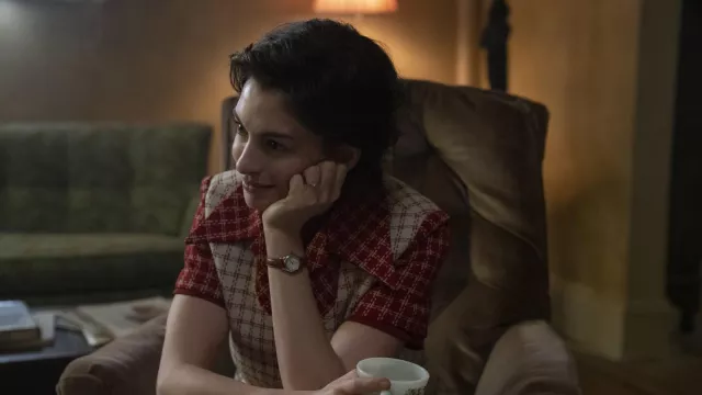 Montre ronde portée par Esther Graff (Anne Hathaway) vue dans la garde-robe du film Armageddon Time