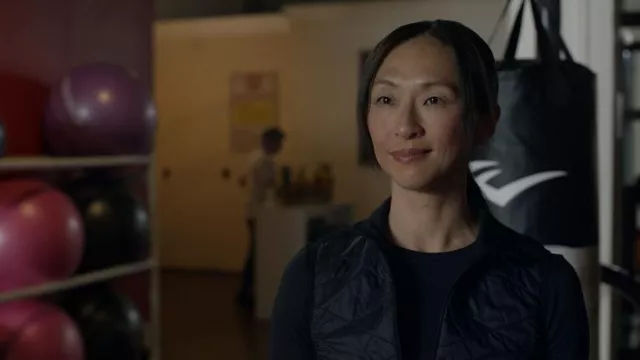 Gilet matelassé porté par Paula Brooks (Joy Osmanski) comme on le voit dans la garde-robe Stargirl de DC (saison 3 épisode 9)