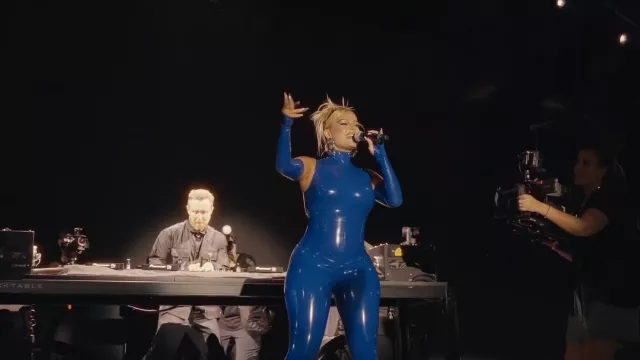 La tenue en latex bleue de Bebe Rexha lors de son live I'm Good (Blue) avec David Guetta
