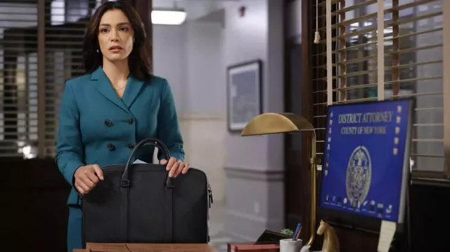 Veste verte et ensemble jupe portés par ADA Samantha Maroun (Odelya Halevi) comme on le voit dans l’émission télévisée Law & Order (S22E06)