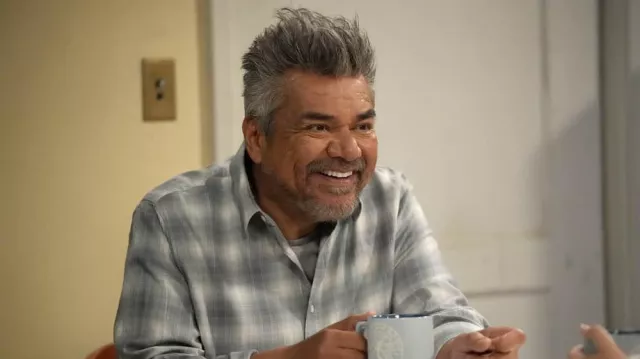Chemise à carreaux gris portée par George (George Lopez) comme on le voit dans les tenues de la série télévisée Lopez vs. Lopez (S01E01)