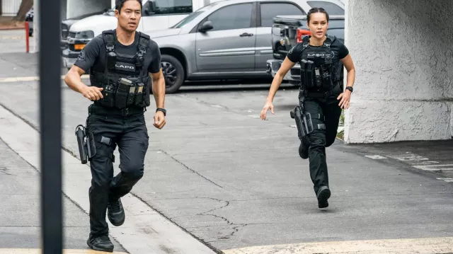 Baskets noires portées par Victor Tan (David Lim) dans la garde-robe de la série télévisée S.W.A.T. (S06E05)