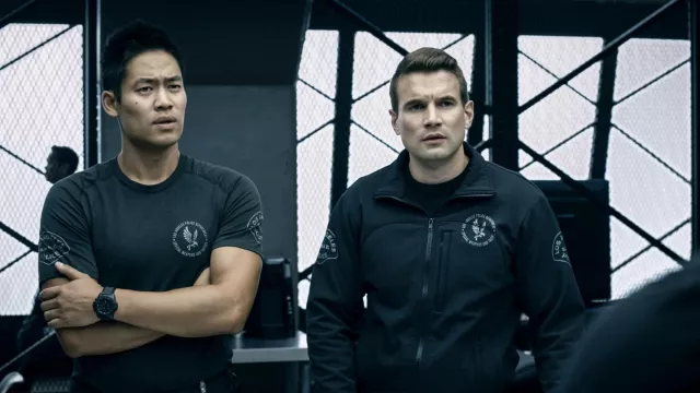 Montre ronde noire portée par Victor Tan (David Lim) vue dans la garde-robe de la série télévisée S.W.A.T. (S06E05)