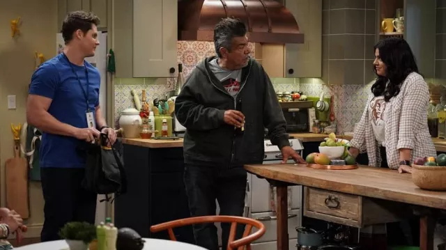 Sweat à capuche zippé porté par George (George Lopez) vu dans l’émission télévisée Lopez vs. Lopez (S01E02)