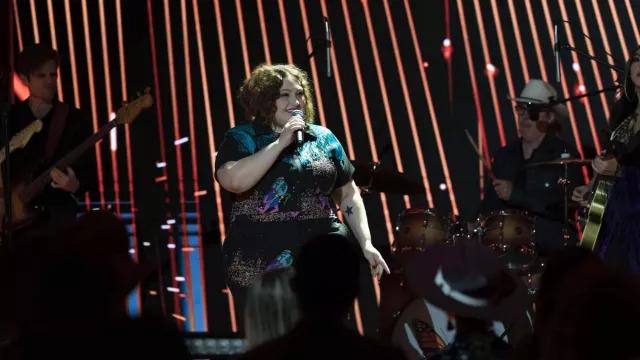 Robe portée par Gigi Taylor-Roman (Beth Ditto) comme on le voit dans la garde-robe de la série télévisée Monarch (S01E09)