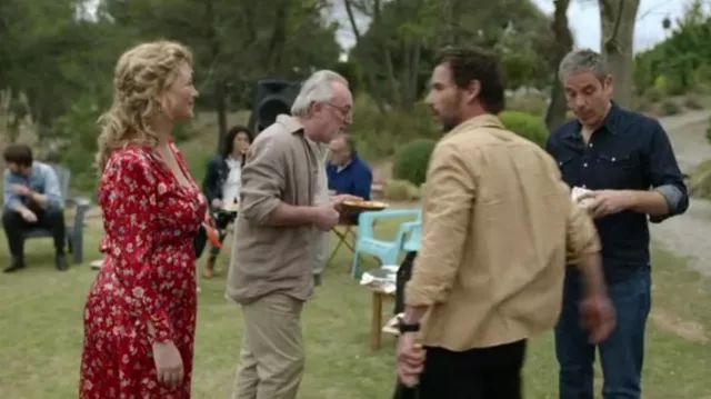 The red floral dress worn by Elodie (Cécile Bois) in the series Addict (S01E01)