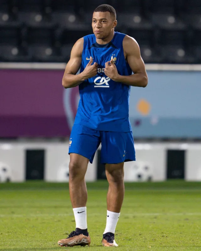 cera Él mismo Alrededor Nike Blue French Soccer Team Tank Top en azul usado por Kylian Mbappé en su  cuenta de Instagram @k.mbappe | Spotern