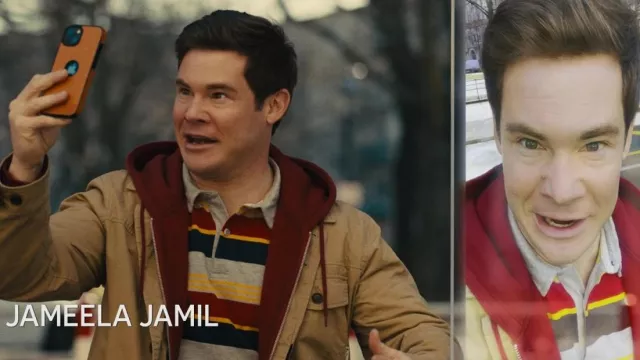 Polo rayé en gris porté par Bumper Allen (Adam DeVine) vu dans Pitch Perfect: Bumper in Berlin TV series outfits (S01E01)