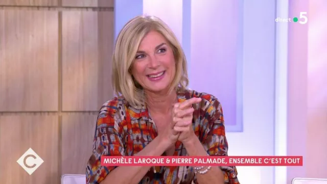 La blouse imprimée portée par Michèle Laroque dans l'émission C à Vous du 19 octobre 2020