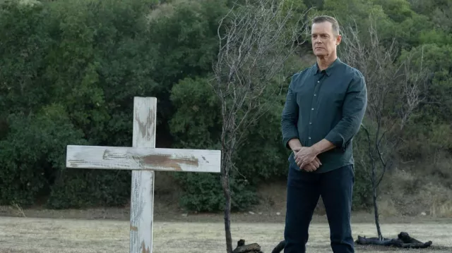 Camisa de botones formal usada por Bobby Nash (Peter Krause) como se ve en el vestuario 9-1-1 (S06E09)