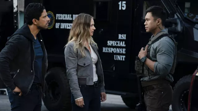 Veste à capuche zippée portée par Luke Alvez (Adam Rodriguez) dans les tenues d’Esprits criminels (S16E03)