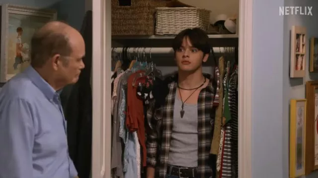 Collar colgante usado por Jay (Mace Coronel) como se ve en la serie de televisión That '90s Show (Temporada 1)