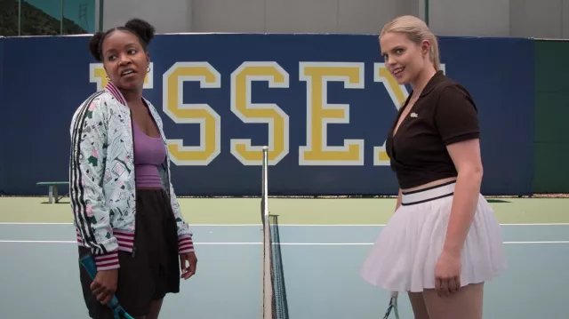 Veste de survêtement imprimée Adidas portée par Willow (Renika Williams) vue dans The Sex Lives of College Girls (S02E06)
