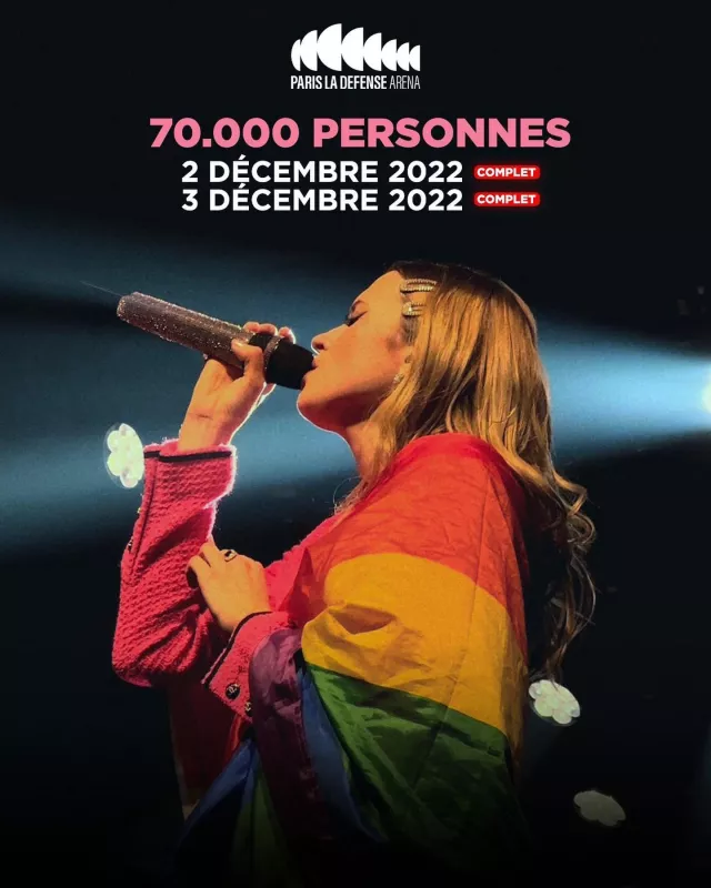 La barrette à cheveux portée par Angèle sur son affiche de son concert à La Paris La Défense Arena de décembre 2022