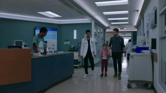 Zapatillas Nike en blanco usadas por Devon Pravesh (Manish Dayal) como se ve en The Resident Wardrobe (Temporada 6 Episodio 10)