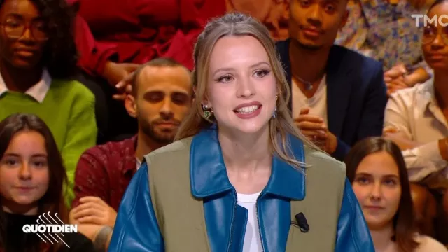 The earrings in the shape of an emerald heart and golden contour worn by Angèle in the show Quotidien of November 29, 2022
