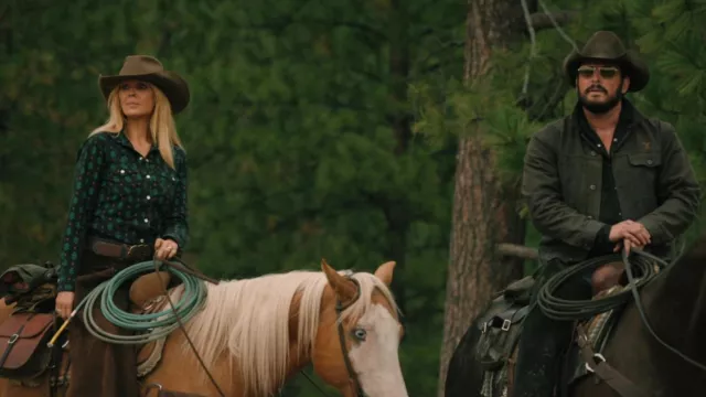 Sombrero vaquero marrón usado por Beth Dutton (Kelly Reilly) como se ve en Yellowstone Outfits (S05E06)