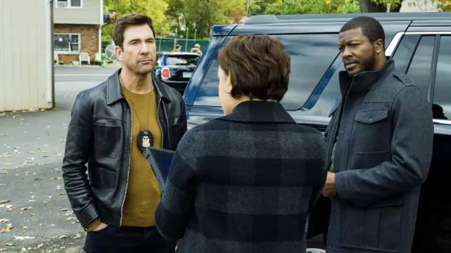 Pull moutarde jaune porté par l’agent spécial de supervision Remy Scott (Dylan McDermott) vu dans FBI: Most Wanted (S04E08)