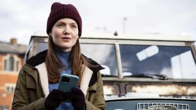 Burgundy beanie worn by Robin Ellacott (Holliday Grainger) as seen in Strike TV show (S04E04)