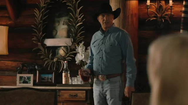 Bull Buckle Belt porté par John Dutton (Kevin Costner) comme on le voit dans Yellowstone Outfits (saison 5 épisode 7)
