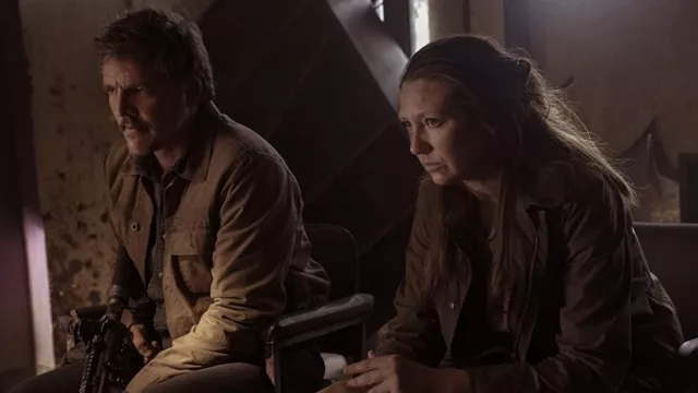 Veste zippée portée par Theresa 'Tess' Servopoulos (Anna Torv) vue dans la garde-robe de la série télévisée The Last of Us (saison 1) | Spotern