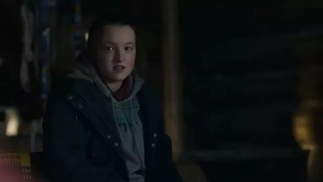 Sweat à capuche gris porté par Ellie Williams (Bella Ramsey) comme on le voit dans la série télévisée The Last of Us (saison 1)
