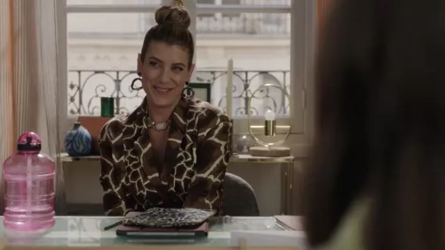 Veste imprimée animalière portée par Madeline (Kate Walsh) vue dans les tenues d’Emily à Paris (S03E02)