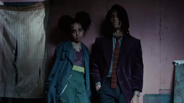 Cravate rayée rouge portée par Ugly (Keith Powers) comme on le voit dans Door Mouse