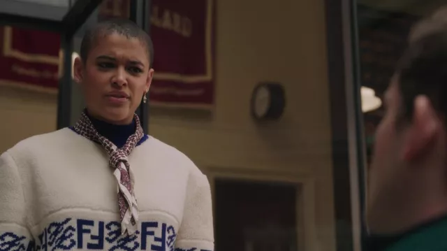 Atuendos de la serie de televisión Gossip Girl: Julien Calloway (Jordan Alexander) lleva una bufanda estampada en el episodio 5 de la temporada 2