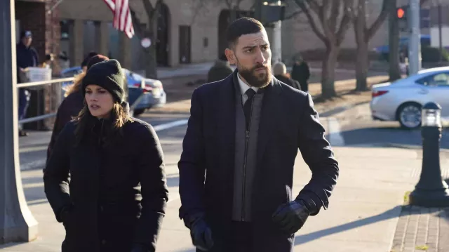 Gants en cuir portés par l’agent spécial Omar Adom 'OA' Zidan (Zeeko Zaki) comme on le voit dans les tenues du FBI (S05E10)