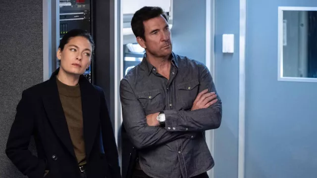 Chemise en jean portée par l’agent spécial de supervision Remy Scott (Dylan McDermott) comme on le voit dans FBI: Most Wanted (S04E10)