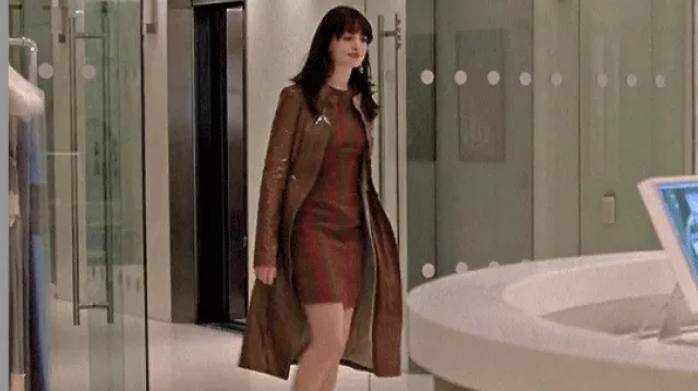 Manteau en cuir marron porté par Andy Sachs (Anne Hathaway) dans Les Sables s’habille en Prada