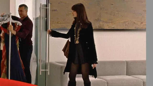 Chaqueta de abrigo negro usada por Andy Sachs (Anne Hathaway) en el  vestuario de la película The Devil Wears Prada | Spotern