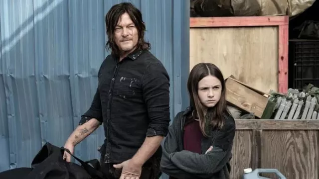 Chemise grise portée par Daryl Dixon (Norman Reedus) dans la série télévisée The Walking Dead (saison 11, épisode 18)