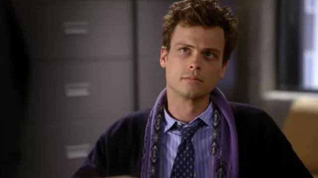 Purple Scarf worn by Dr. Spencer Reid (Matthew Gray Gubler) in Criminal Minds TV show (Season 6 Episode 3)
