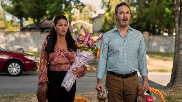 Printed blouse worn by Geny (Paula Garcés) as seen in Freeridge TV series outfits (Season 1) | Spotern
