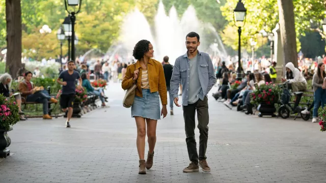 Veste jaune portée par Sandra (Briana Middleton) vue dans Sharper