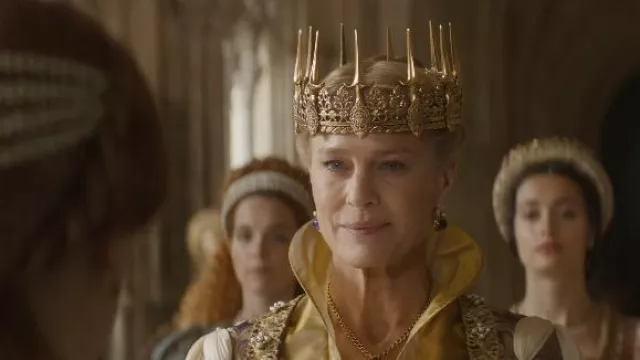 Gold crown worn by Queen Isabelle (Robin Wright) as seen in Damsel