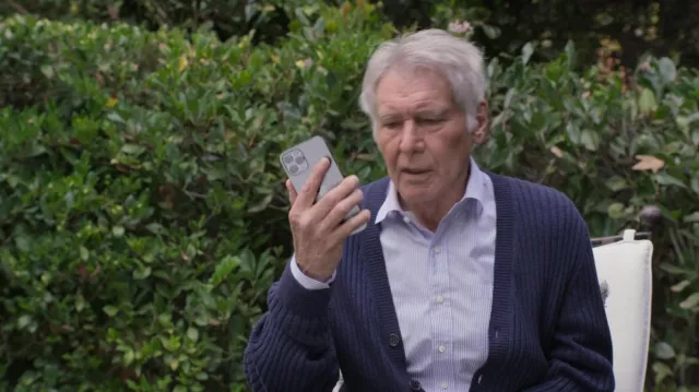 Cardigan nervuré bleu porté par le Dr Paul Rhodes (Harrison Ford) comme on le voit dans Shrinking (S01E02)