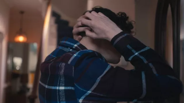 La chemise rayée bordeaux, bleu et blanc portée par Charlie Spring (Joe Locke) dans Heartstopper TV show wardrobe (Season 1 Episode 2)