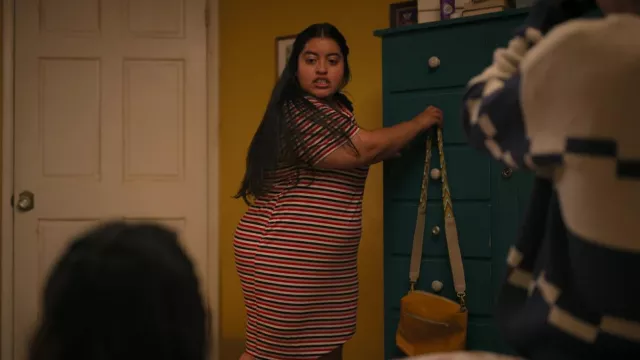 Robe rayée portée par Gloria (Keyla Monterroso Mejia) vue dans l’émission Freeridge TV (S01E05)