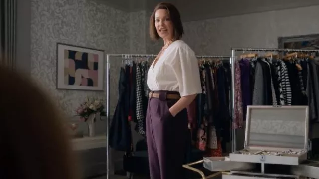 The beige cross blouse worn by Tully (Katherine Heigl) in the series Always there for you (S02E04)
