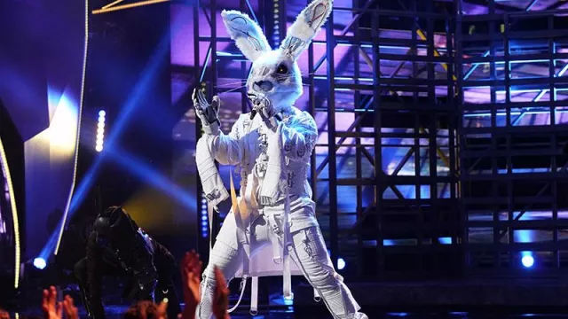 Costume de lapin porté par Joey Fatone dans la série télévisée The Masked Singer (saison 1, épisode 4)