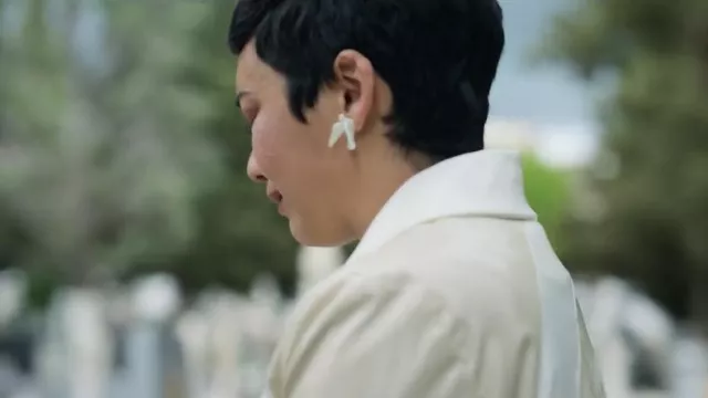The bird earrings worn by Ari Blanco (Carla Díaz) in the Elite series (S06E06)