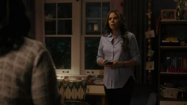 Chemise portée par Eva (Gabrielle Union) vue dans la garde-robe de la série télévisée Truth Be Told (S03E04)